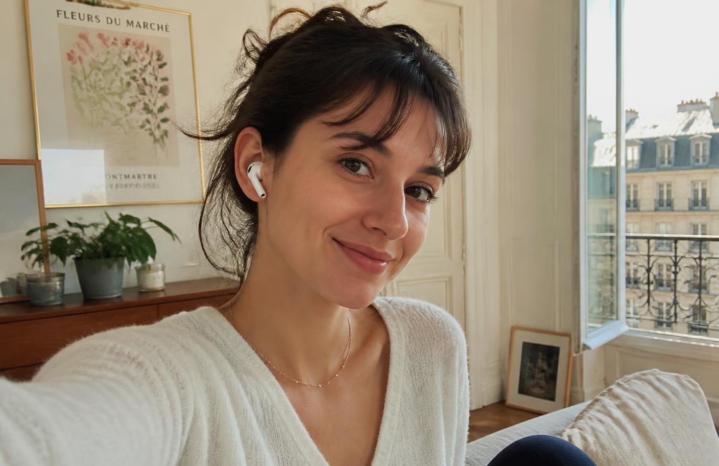Élodie portant les écouteurs sans fil AudioHall Pro dans son appartement