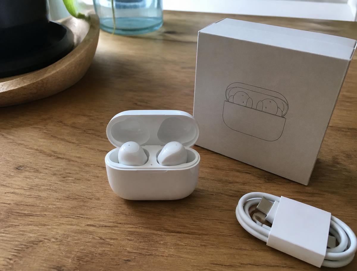 Déballage des écouteurs AudioHall Pro : boîtier, boîte et câble USB-C sur une table en bois